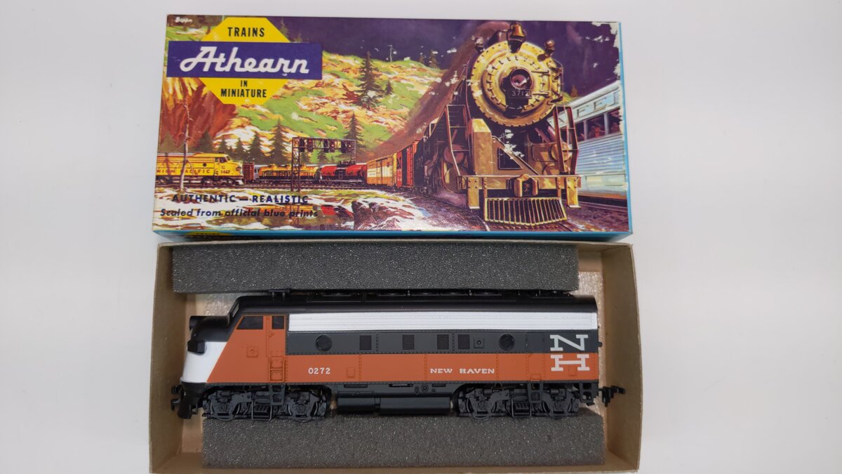 Athearn 3021 HO New Haven F7A Dummy Diesel Locomotive # 0272