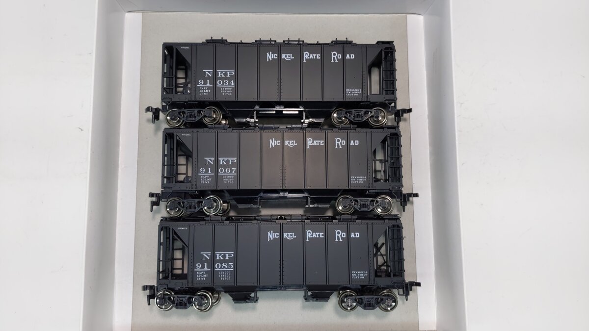 Kato 38-0109 Nickel Plate Road ACF 70 Ton Covered Hopper 3-Car Model Kit