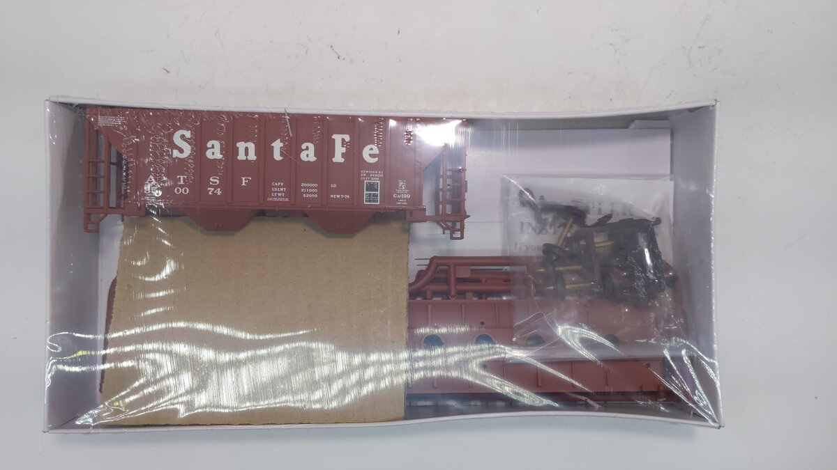 Walthers 932-5406 HO Santa Fe 100 Ton Cement Covered Hopper # 350074 Kit