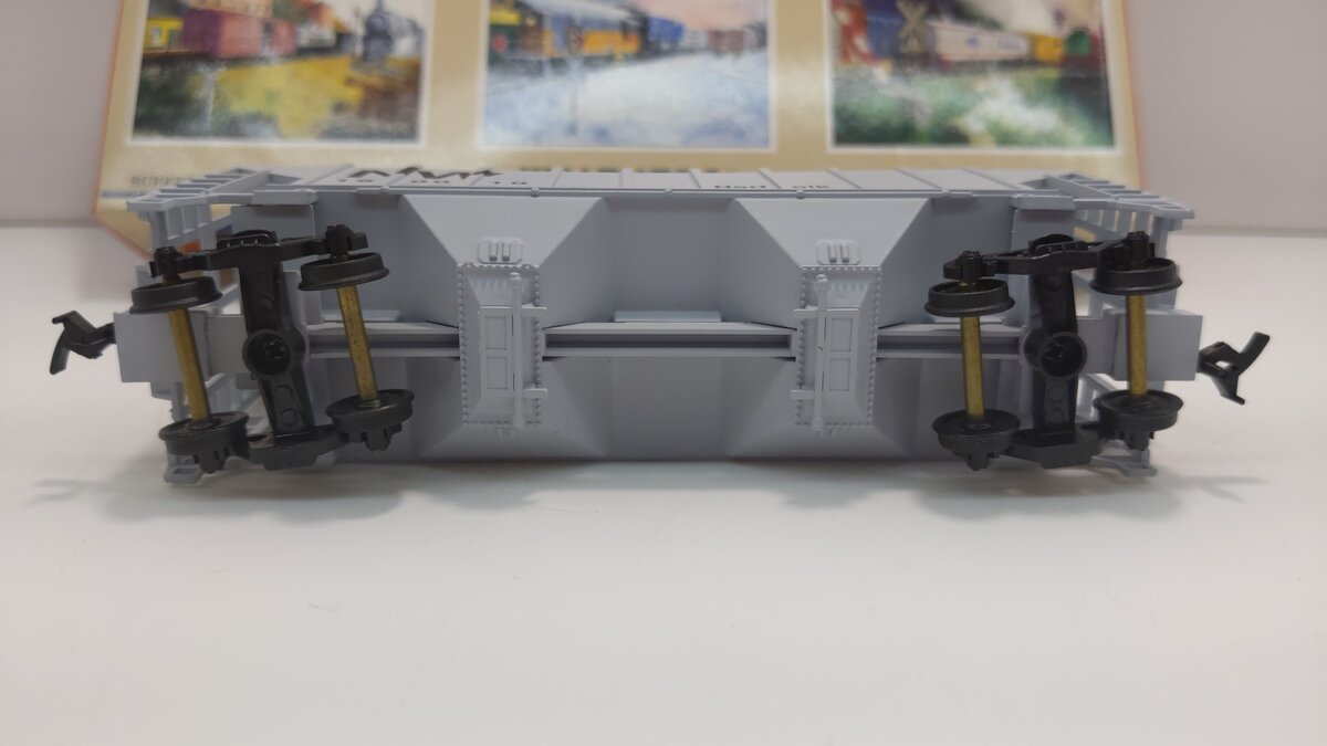 Walthers 932-5409 HO Scale 100 Ton Cement Covered Hopper Kit