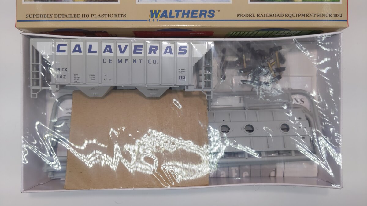Walthers 932-5413 HO 100 Ton Cement Covered Hopper Calaveras Cement # 142 Kit
