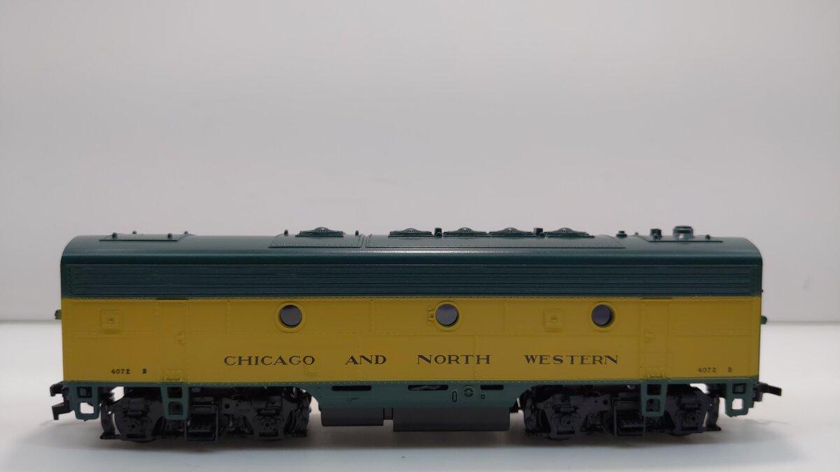 Athearn 3032 HO Chigaco & North Western F7B Dummy Diesel Locomotive # 4072B