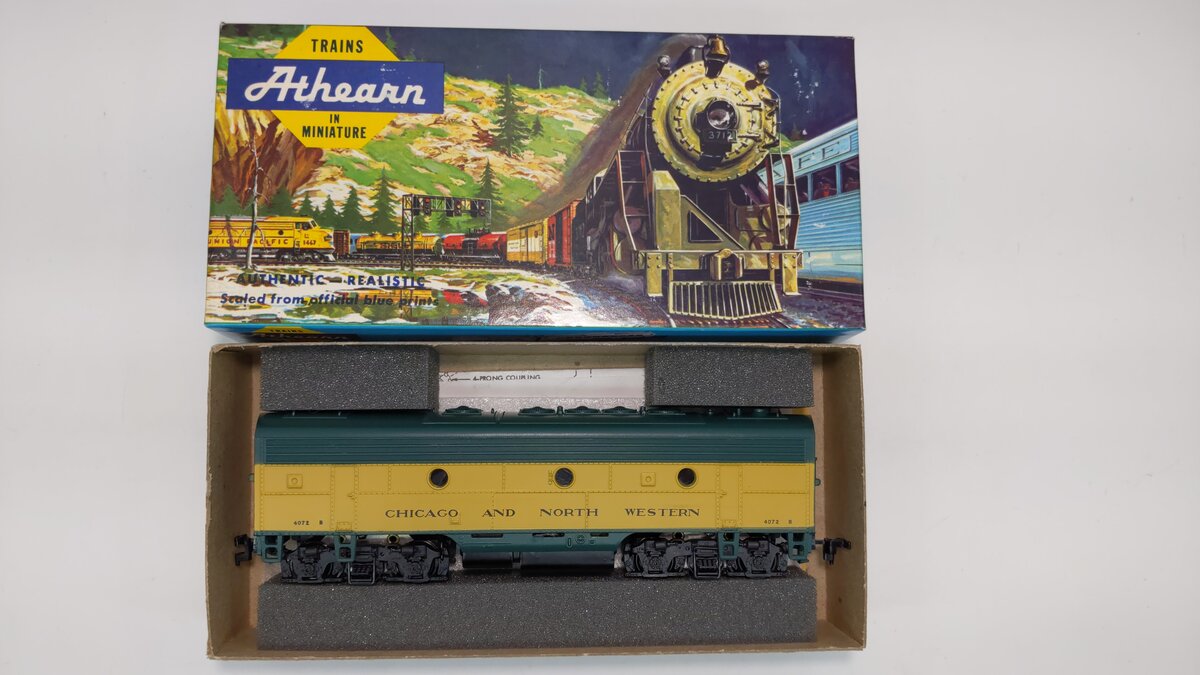 Athearn 3032 HO Chigaco & North Western F7B Dummy Diesel Locomotive # 4072B