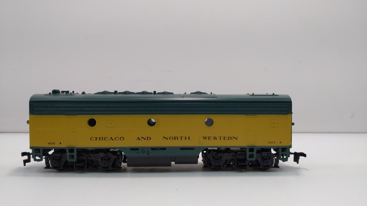 Athearn 3032 HO Chigaco & North Western F7B Dummy Diesel Locomotive # 4072B