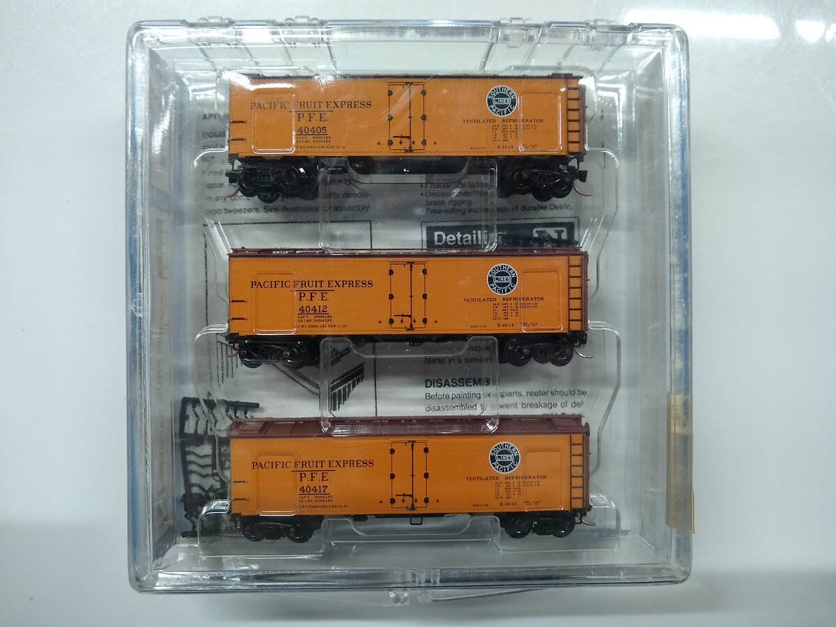 Micro-Trains 05900012 N Pacific Fruit Express 40' Steel Side Reefer (Set of 3)