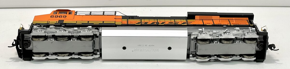 Walthers 910-20187 HO BNSF GE ES44 Diesel Locomotive with Sound & DCC #6969