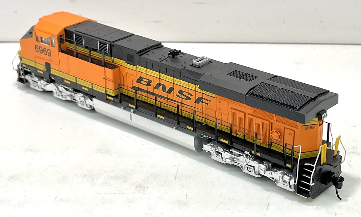 Walthers 910-20187 HO BNSF GE ES44 Diesel Locomotive with Sound & DCC #6969