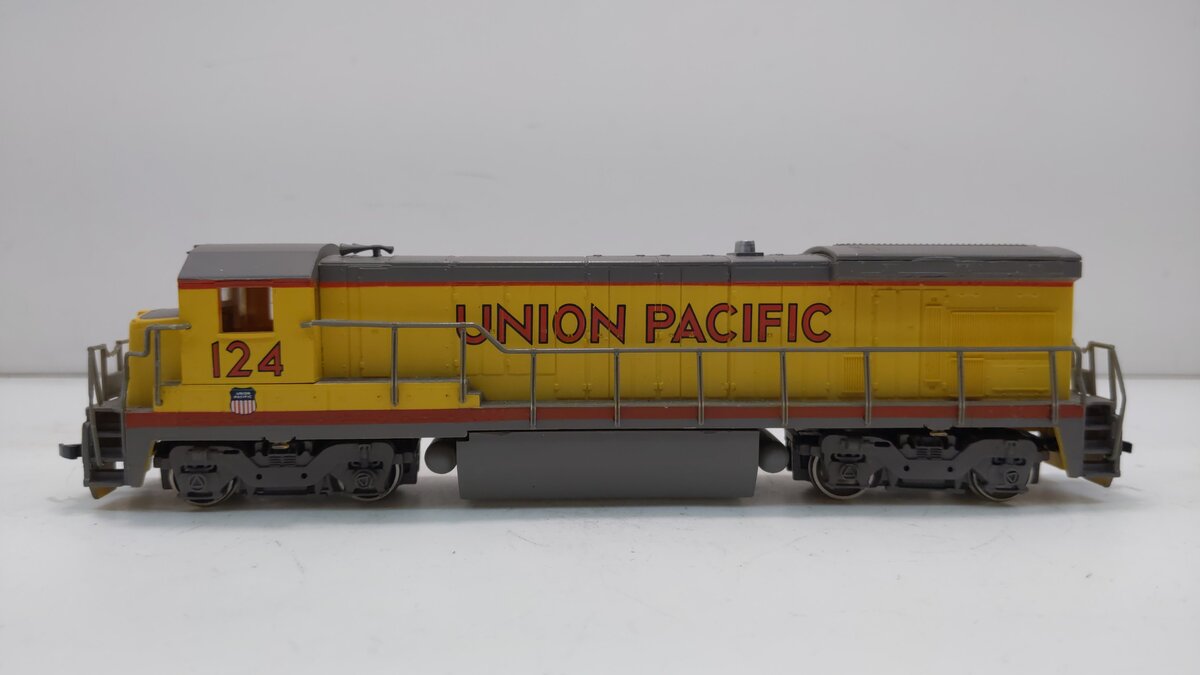Bachmann 11103 HO Union Pacific GE B23/B30-7 Diesel Locomotives #124