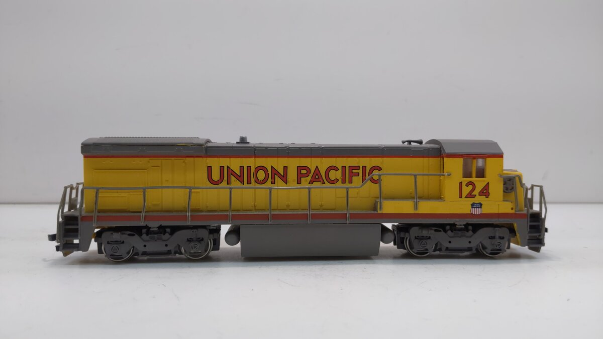 Bachmann 11103 HO Union Pacific GE B23/B30-7 Diesel Locomotives #124