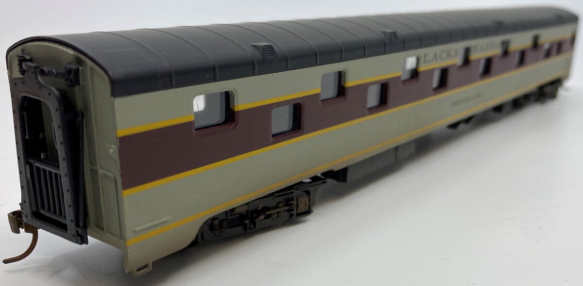 IHC 48146 HO Lackawanna Smooth Side Sleeper Car - Devil's Lake