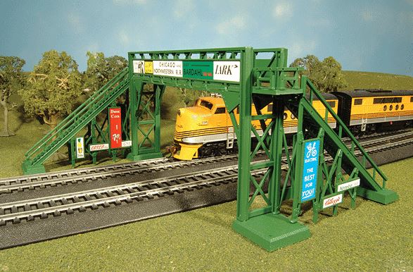 Bachmann 45003 HO Pedestrian Bridge Plasticville Built-Up Building