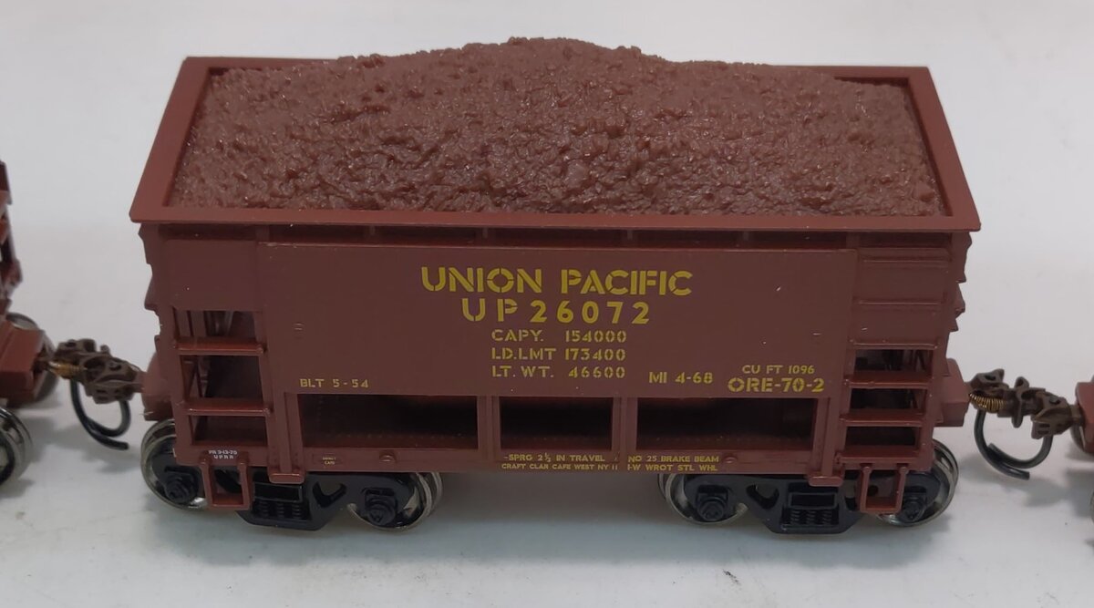 Athearn 87084 HO Union Pacific 24' Offset Ore Car with Load #1 (Set of 4)