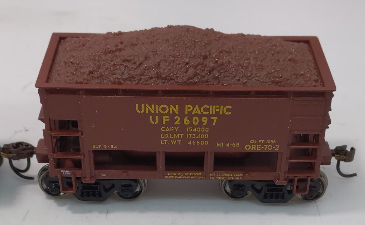Athearn 87084 HO Union Pacific 24' Offset Ore Car with Load #1 (Set of 4)