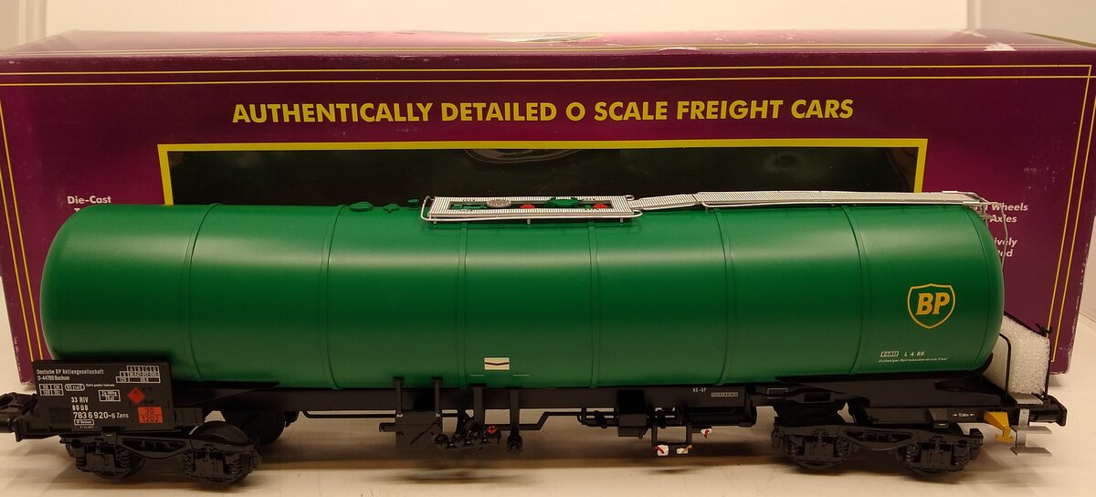 MTH 20-99017 BP Tank Car with High-Rail Wheels