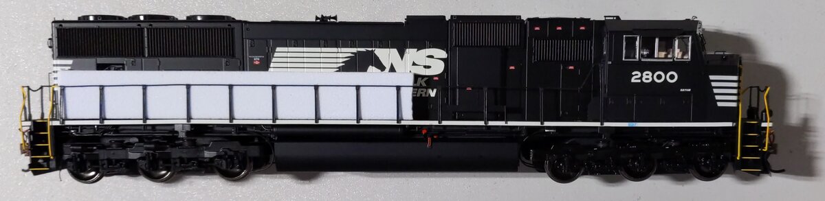Athearn G69315 HO Norfolk Southern EMD SD75M Diesel Loco w/DCC & Sound #2800