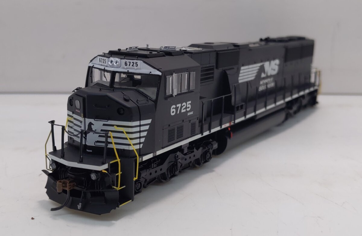 Athearn G67418 HO NS/Horsehead SD60I Diesel Locomotive w/DCC & Sound #6725