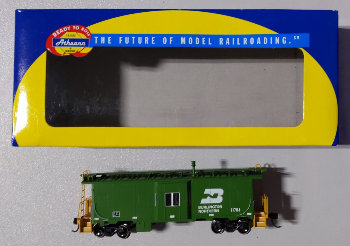 Athearn 74702 HO Burlington Northern Bay Window Caboose #11704