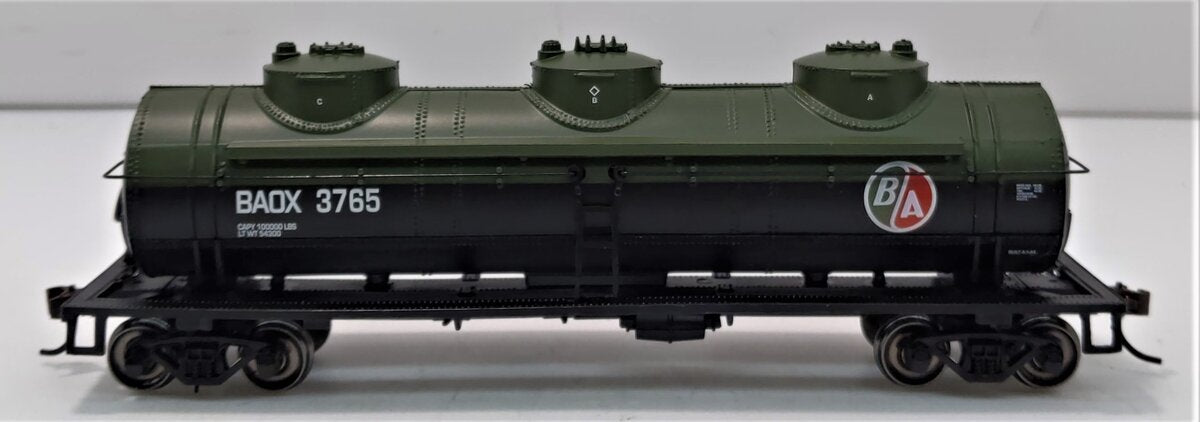 Bachmann 17146 HO British American Oil BAOX 40' 3-Dome Tank Car #3765