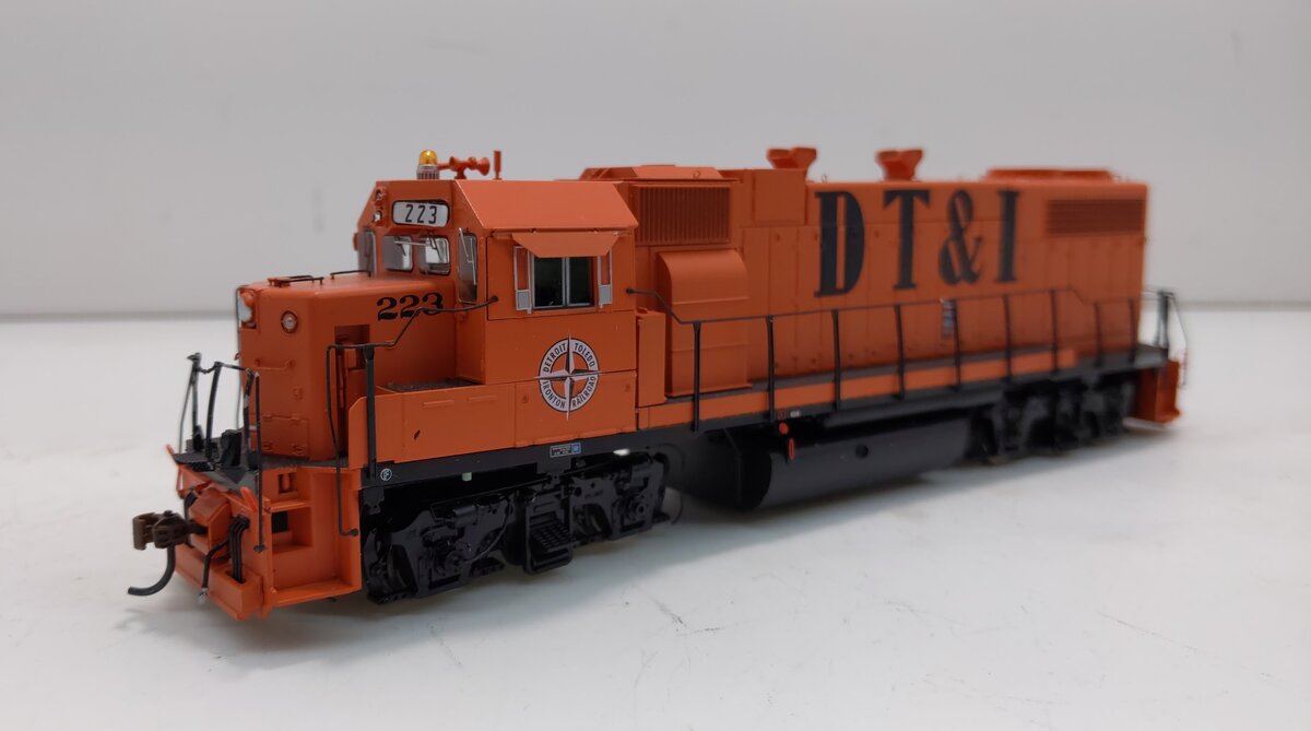 Athearn G65416 HO DT&I GP38-2 Phase 1a Diesel Locomotive w/DCC & Sound #223