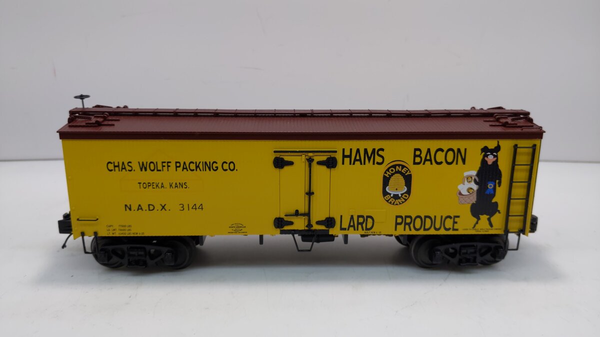 MTH 20-94351 Charles Wolf Packing Co. 36' Woodsided Reefer Car