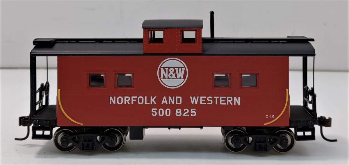 Athearn 74330 HO Norfolk & Western 4 Window Caboose #500825