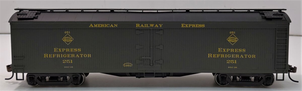 Athearn 92564 HO American Railway Express 50' Express Reefer #251