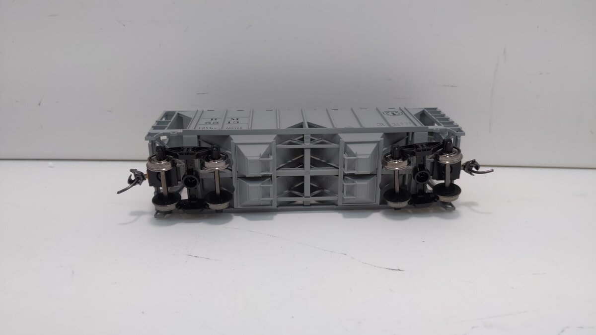 Bowser 40930 HO Boston & Maine 70-Ton 2-Bay Covered Hopper #5513