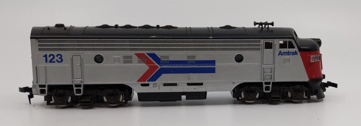 Atlas 7044 HO Amtrak FP7 Diesel Locomotive #123 – Trainz
