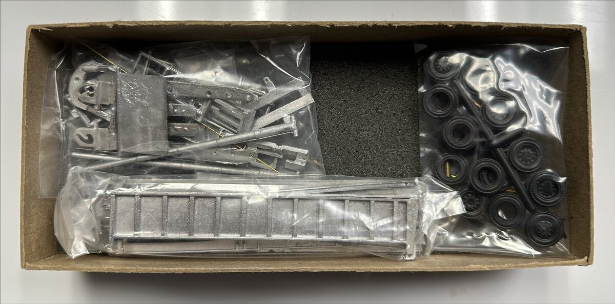 Lee Town 432-3110 HO Scale 30' Dump Trailer Kit (Tri-Axle or Tandem Axle Option