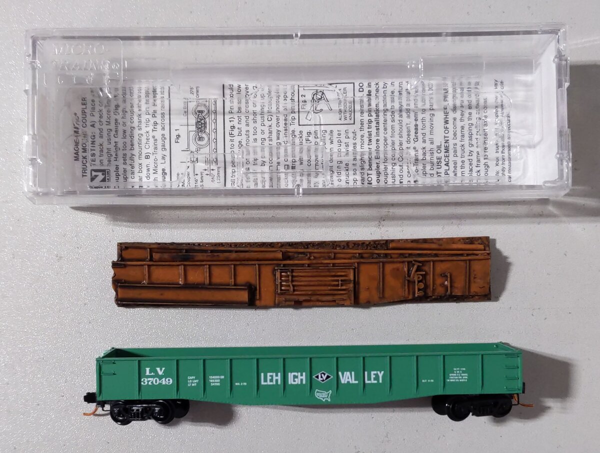 Micro-Trains 04600380 N LV 50' Fishbelly Side Gondola w/Scrap Metal Load #37049