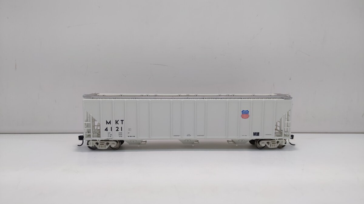 Walthers 920-106168 HO Union Pacific MKT 4780 Covered Hopper #4121