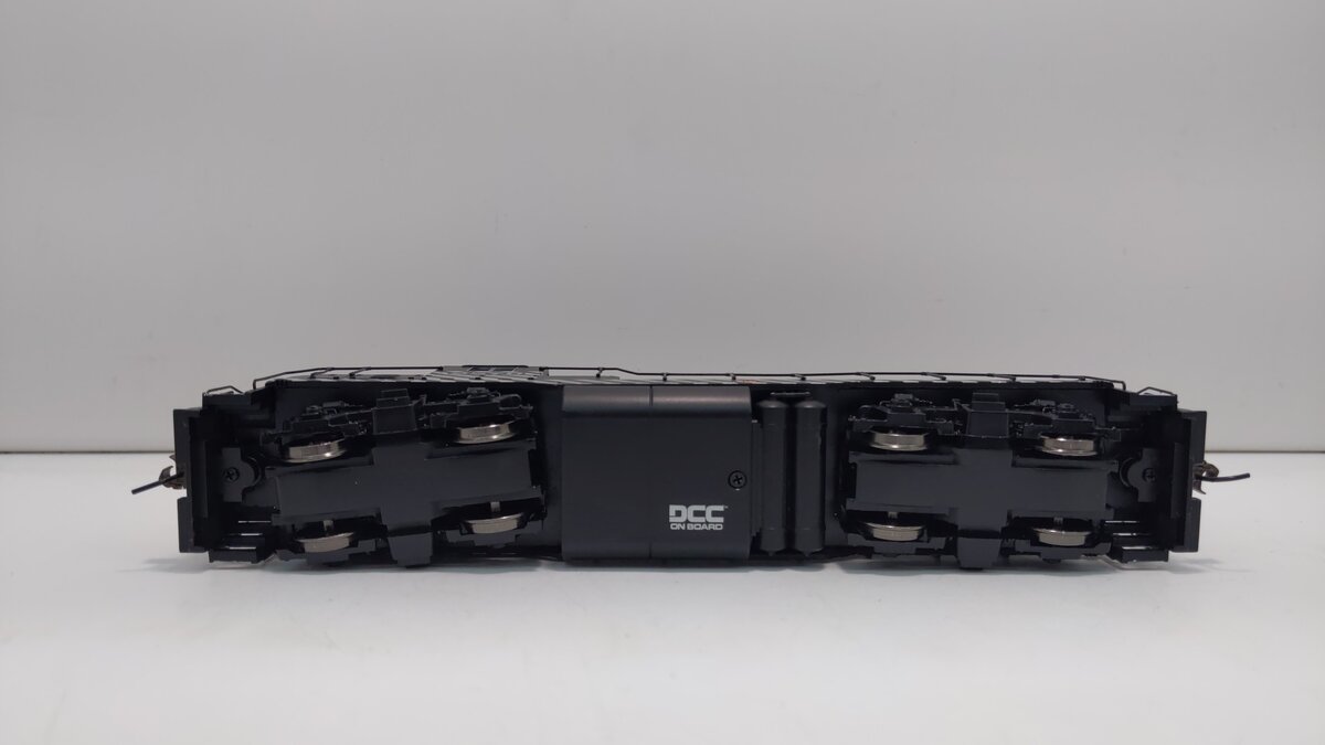 Bachmann 62803 HO Santa Fe Zebra Stripe GP9 w/DCC #2876 – Trainz