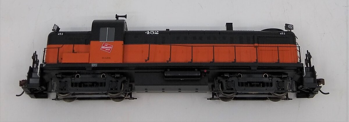 Roundhouse 96863 HO Milwaukee Road RS-3 Diesel Locomotive #452