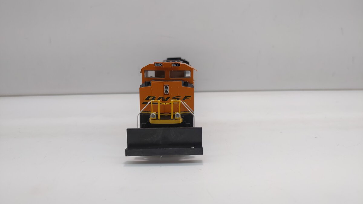 Walthers 910-9802 HO Scale BNSF Diesel Locomotive #8492