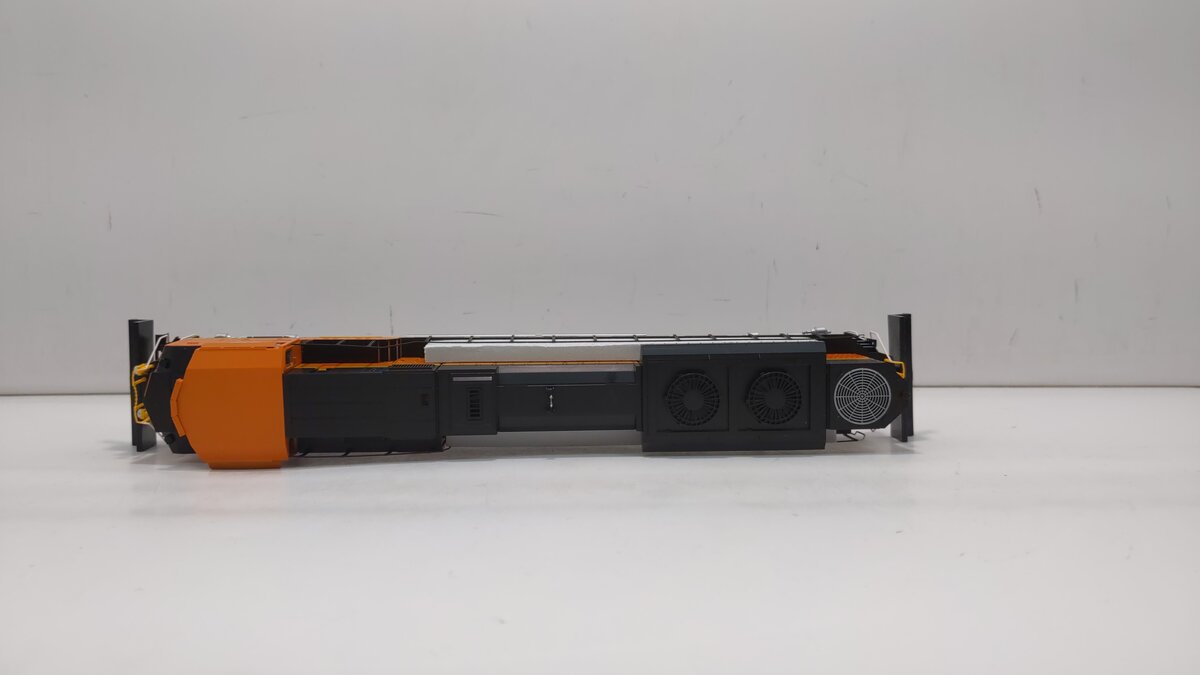 Walthers 910-9802 HO Scale BNSF Diesel Locomotive #8492