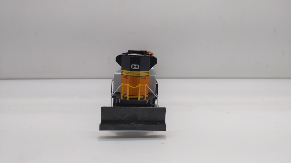 Walthers 910-9802 HO Scale BNSF Diesel Locomotive #8492