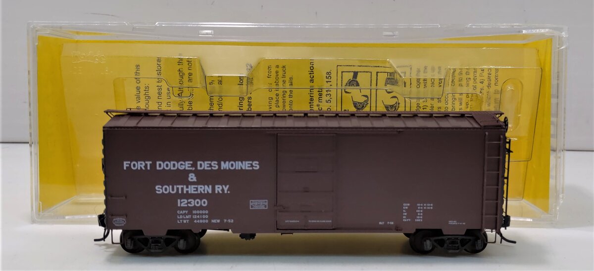 Kadee 4043 HO Ft Dodge, Des Moines & Southern 40' PS-1 Boxcar #12300