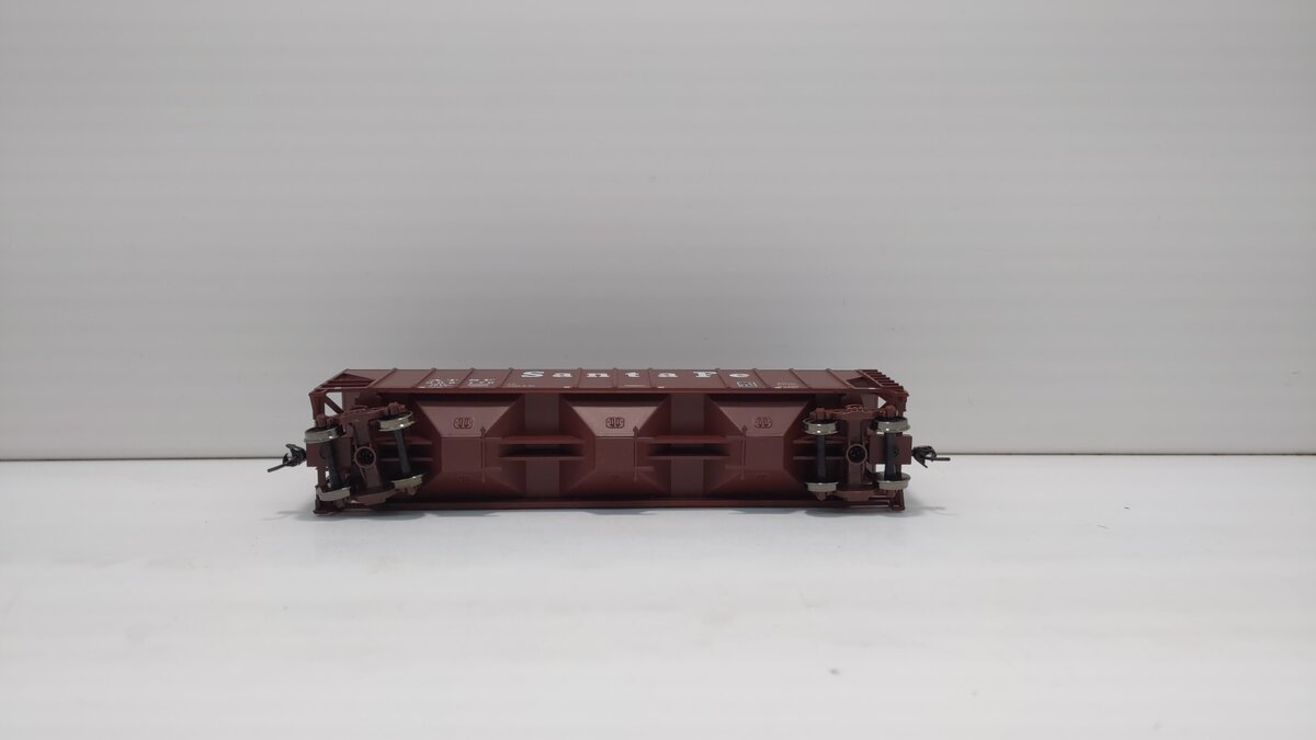 Walthers 910-7451 HO Santa Fe 54' P-S 4427 CD 3-Bay Covered Hopper #302170