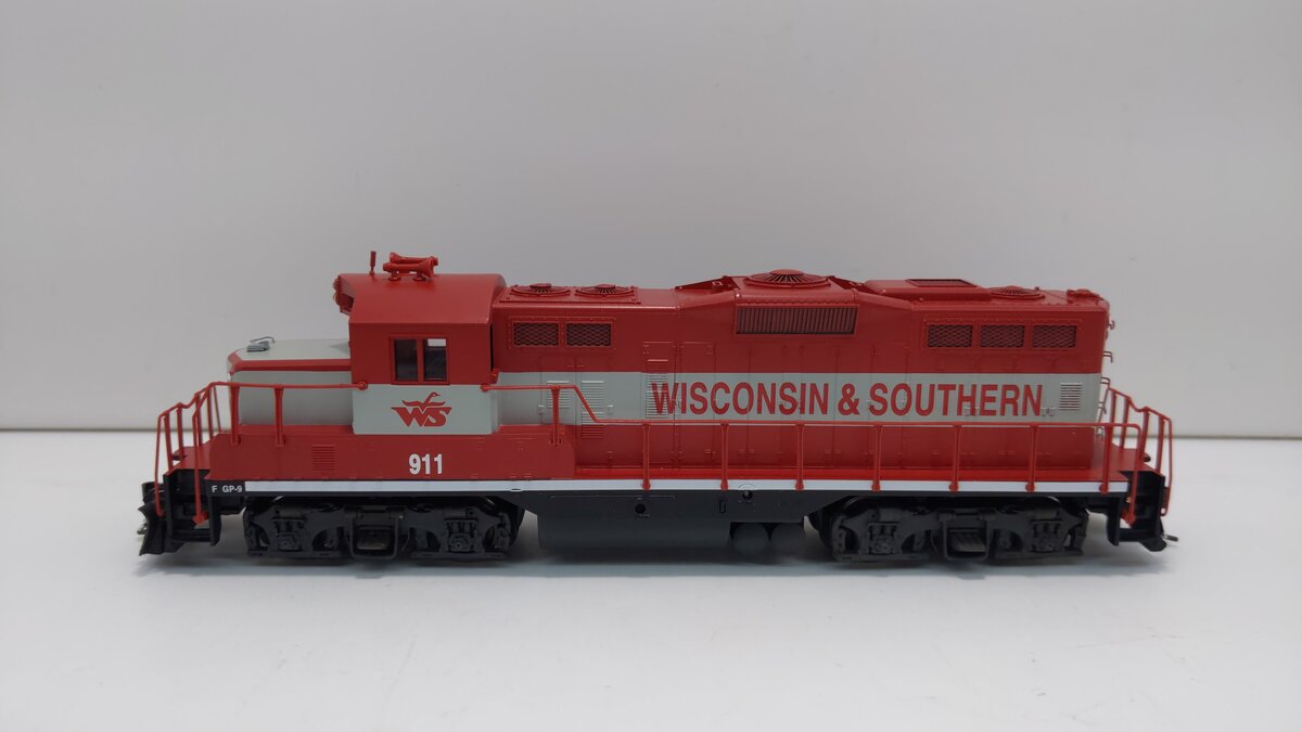 Walthers 931-143 HO Wisconsin & Southern GP9M Diesel Locomotive #911