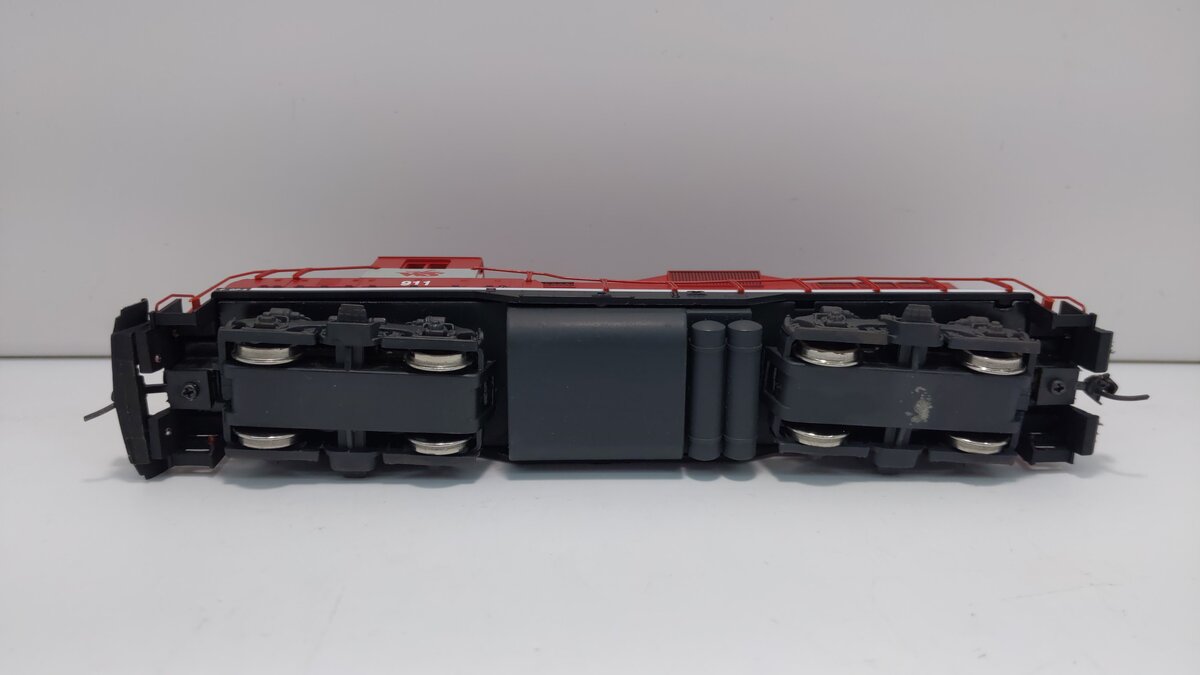 Walthers 931-143 HO Wisconsin & Southern GP9M Diesel Locomotive