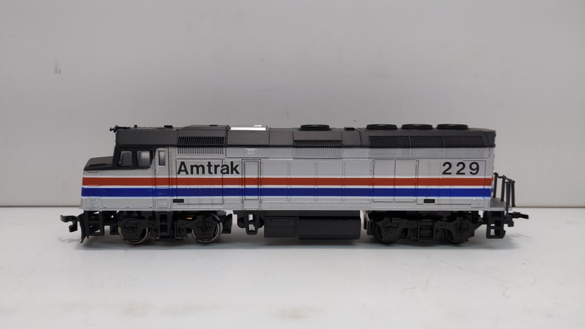 Life Like 8241 HO Amtrak EMD F40PH Powered Diesel Locomotive #229