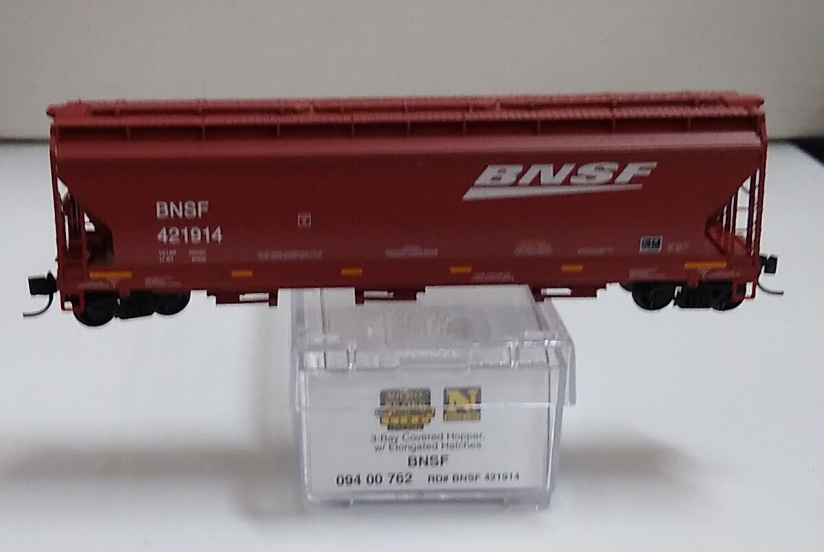 Micro-Trains 09400762 N Burlington Northern and Santa Fe 3-Bay Hopper #421914
