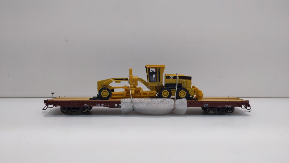 MTH 80-98022 Southern HO Scale 60' Wood Deck Flat Car w/163H Motor Grader