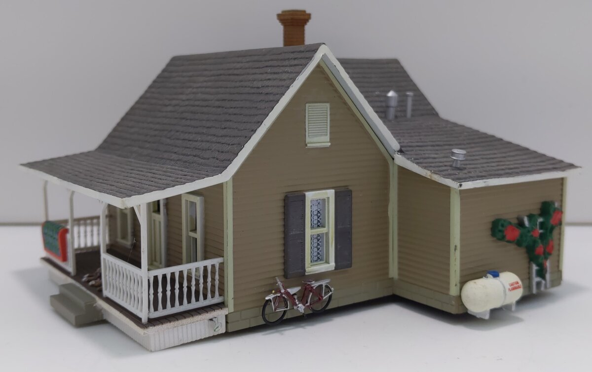 Woodland Scenics BR5027 HO Built-&-Ready Granny's House Landmark Structures