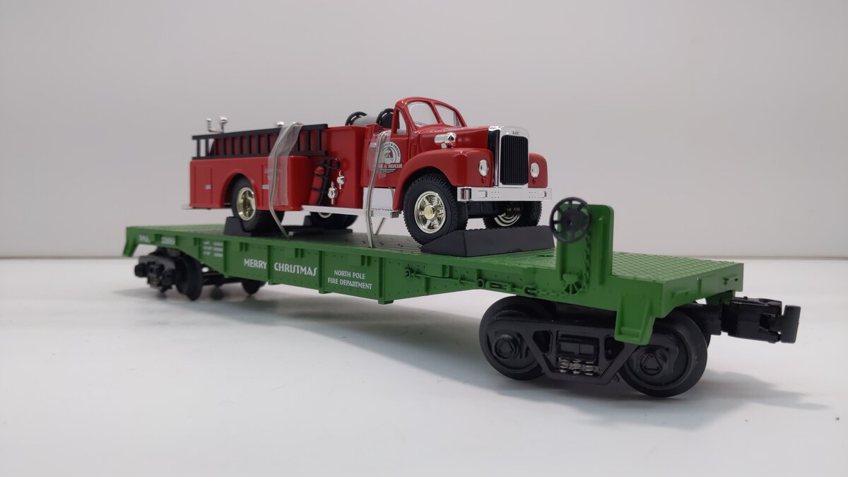 MTH 30-76212 O Gauge Christmas Flat Car with Fire Truck
