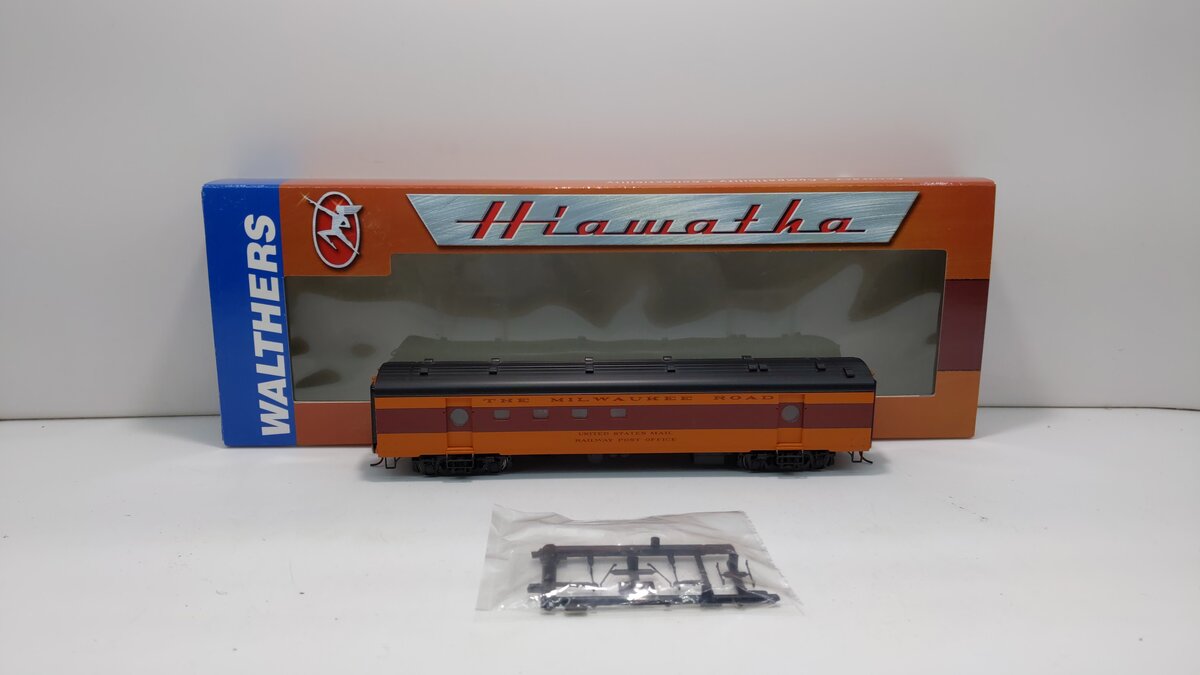 Walthers 932-9201 HO Scale Milwaukee Road 1955 Twin Cities Hiawatha RPO Car