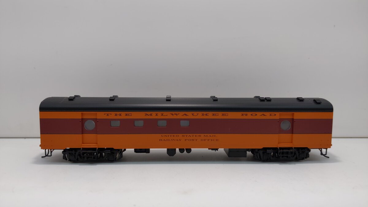 Walthers 932-9201 HO Scale Milwaukee Road 1955 Twin Cities Hiawatha RPO Car