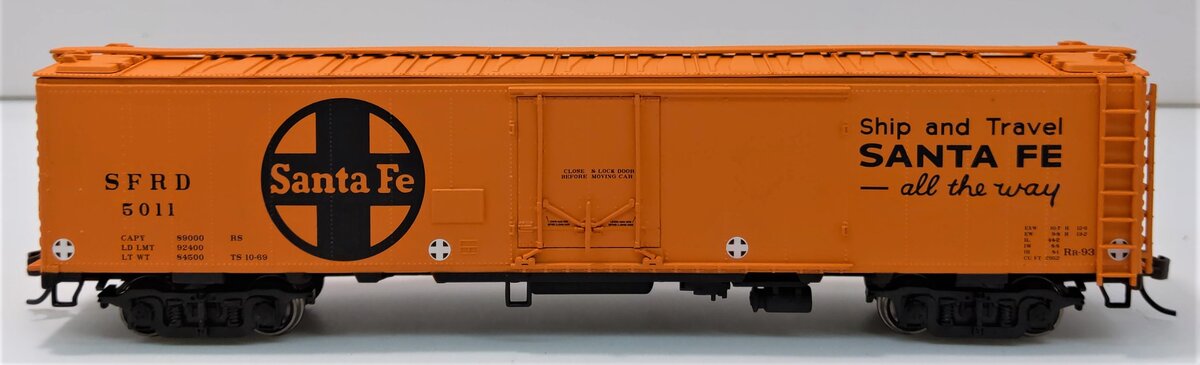 Walthers 932-6248 HO Scale Santa Fe 50' REA Express Reefer Freight Car #5011