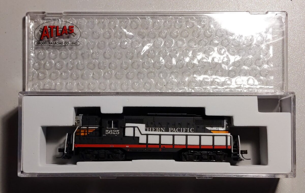Atlas 40001812 N Scale Southern Pacific GP-9TT Diesel Locomotive #5625