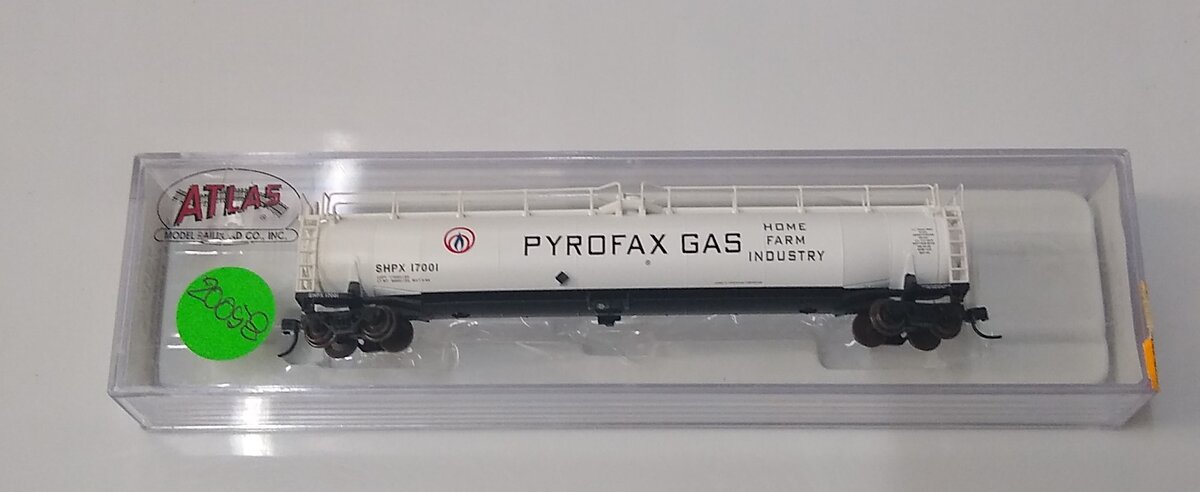 Atlas 37014 N Scale Pyrofax 33,000 Gallon Tankcar #4
